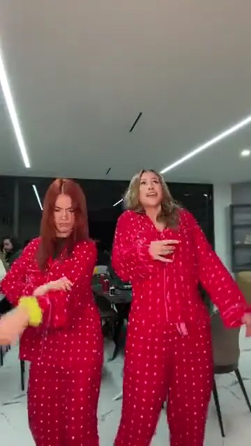 Dame Hombro in matching pajamas by @andreecuadros